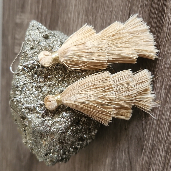 Champagne 🍾 Tassel Boho Chic Earrings - Picture 3 of 3